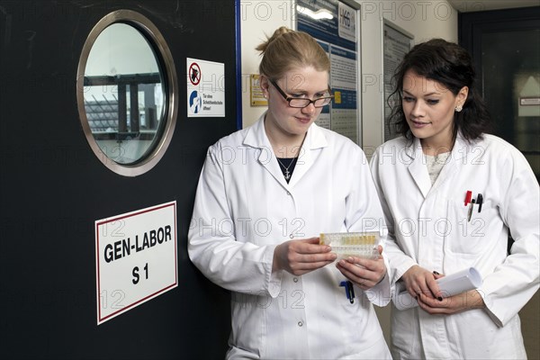 Scientists in front of Genlab at the Institute of Pharmacy and Medicinal Chemistry at the Heinrich-Heine University