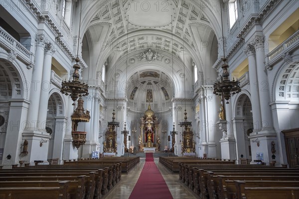 Middle nave with main altar