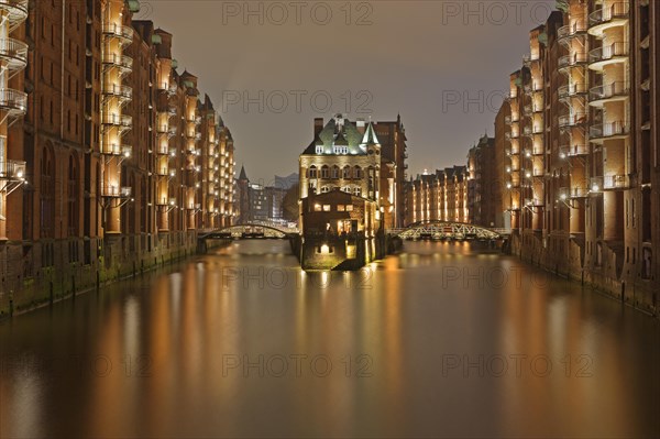 Water castle Fleetschlosschen by night