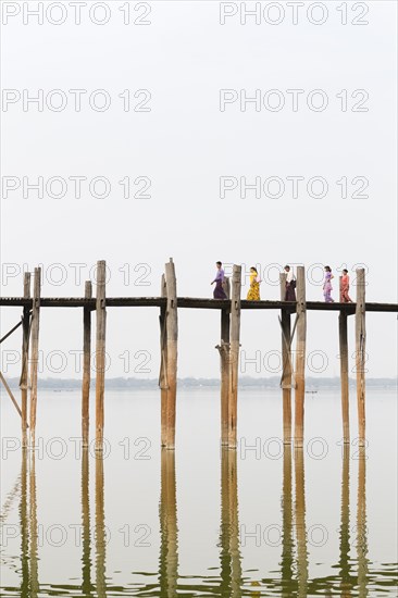 People crossing U Bein bridge