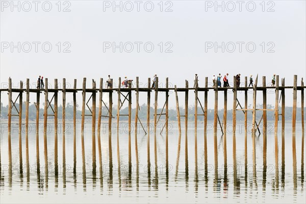 People crossing U Bein bridge