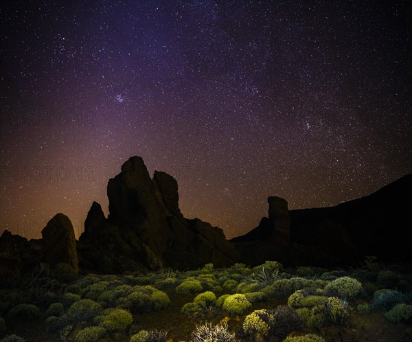 Roque Cinchado and Teide vulcano with starry sky