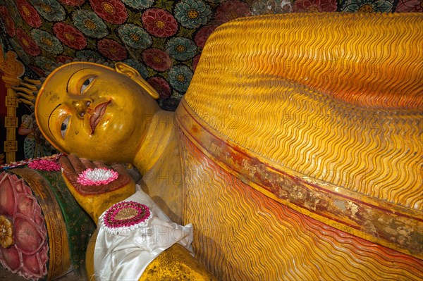 Reclining Buddha statue