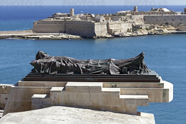 Monument to fallen soldiers