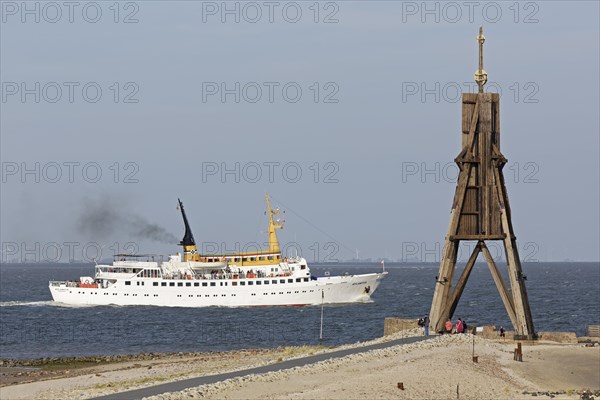 People steamer in front of Kugelbake