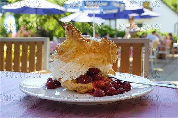 Windmuff with cherries