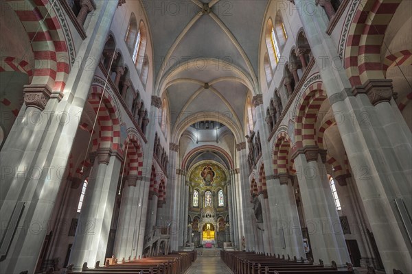 Middle nave with sanctuary