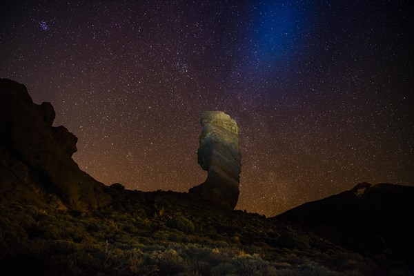Roque Cinchado and Teide vulcano with starry sky