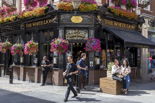 Famous Pub The White Lion