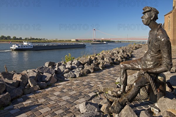 Bronze sculpture Rhine boatman on the banks