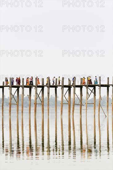 People crossing U Bein bridge