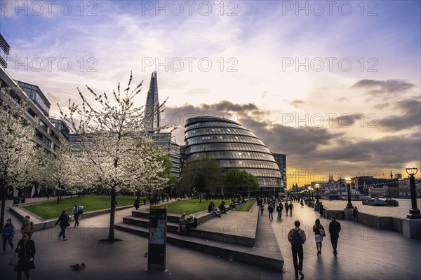 Promenade on the Thames