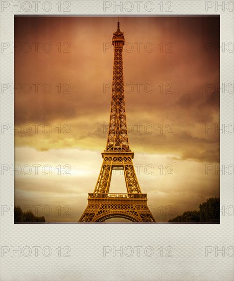 Vintage polaroid photo of Eiffel tower