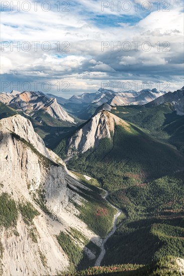 Spectacular views from Sulphur Skyline Trail to mountain landscape with river valley