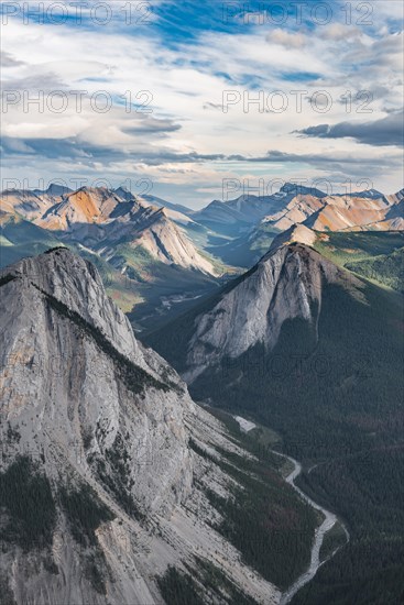 Spectacular views from Sulphur Skyline Trail to mountain landscape with river valley
