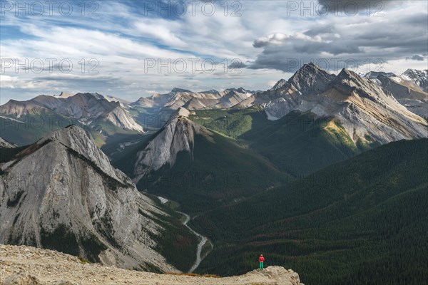 Female hiker at spectacular view from the summit of Sulphur Ridge