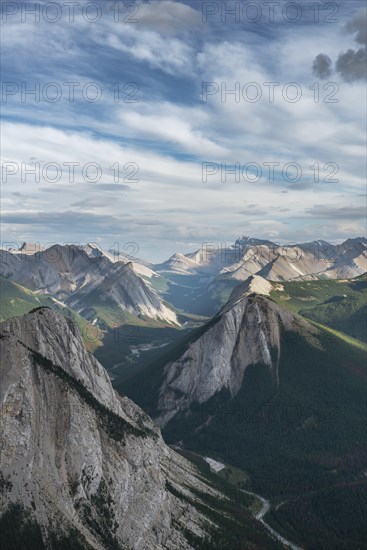 Spectacular views from Sulphur Skyline Trail to mountain landscape with river valley