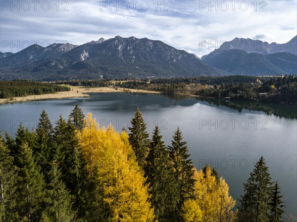 Barmsee in front of the mountains in autumn