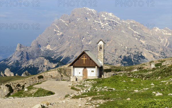 Chapel in front of Monte Antelao