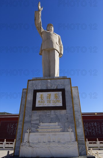 Statue of Mao Tse-tung