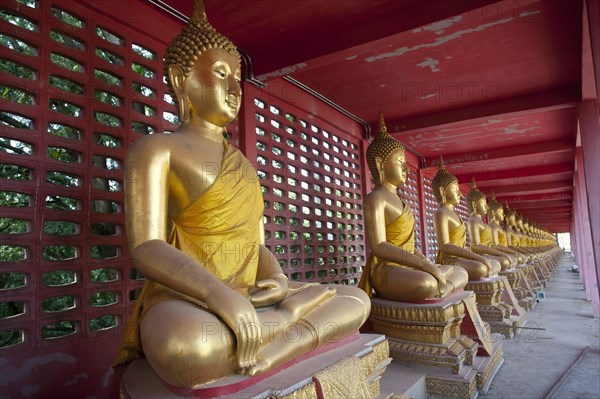 Buddha statues in the temple Wat Thasung Banphot