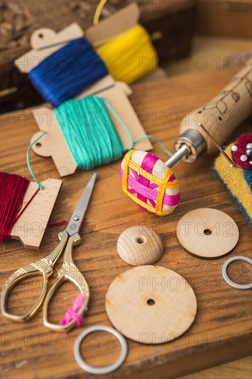 Posamentenknopf in production with button blanks