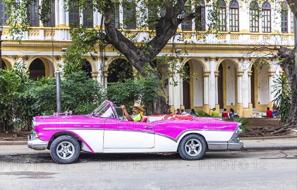 Oldtimer taxi on the streets of Havana