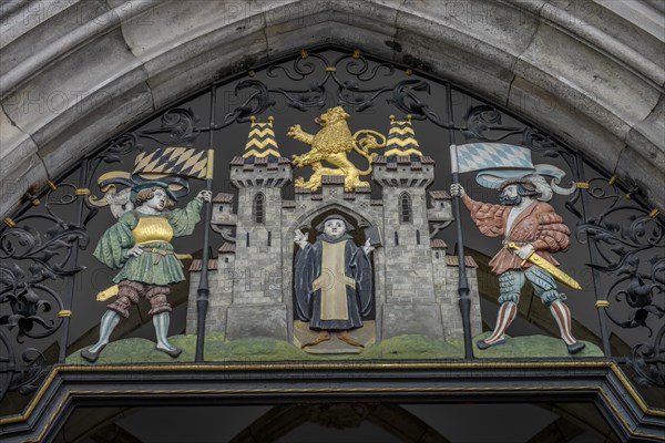 Munich Kindl and Munich coat of arms over entrance portal
