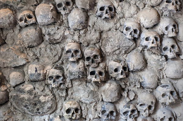 Skulls at entrance to Torture Museum