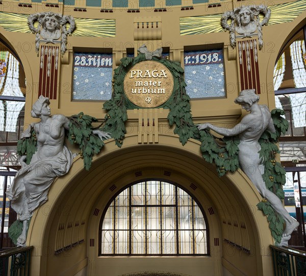 Figures at the entrance portal