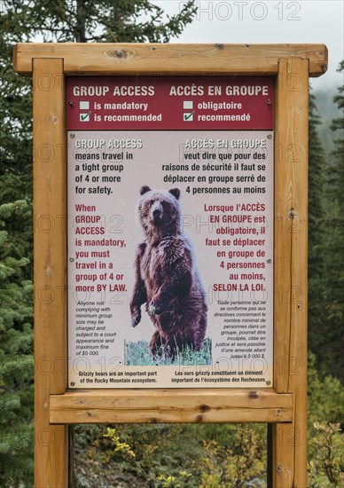 Warning sign for bears on hiking trail