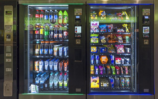 Beverage and sweets wending machine