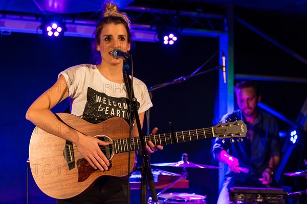 The Swiss singer and songwriter Lina Button live at the Schuur Lucerne
