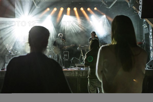 The Swiss musician duo Odd Beholder with singer Daniela Weinmann and bassist James Varghese live at Schuur Luzern
