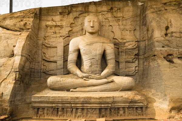 Sitting Buddha statue