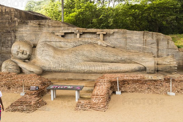 Reclining Buddha statue