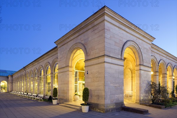 Arcade building with arcade passage