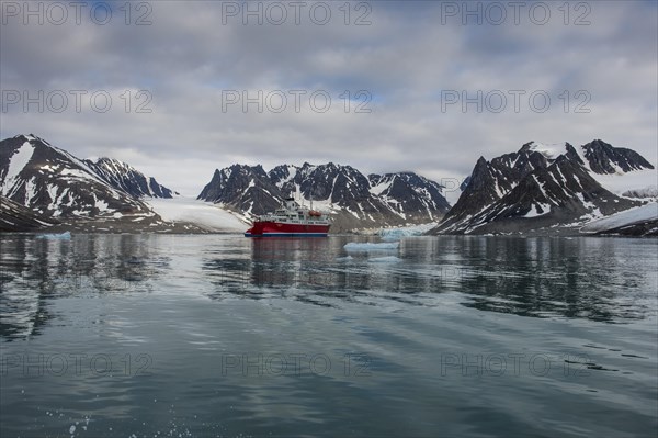Expedition boat entering the Magdalenefjorden