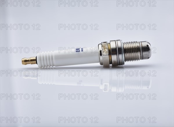 Spark plug with reflection