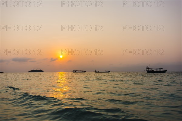Boats on sea at sunrise from Koh Tui Beach