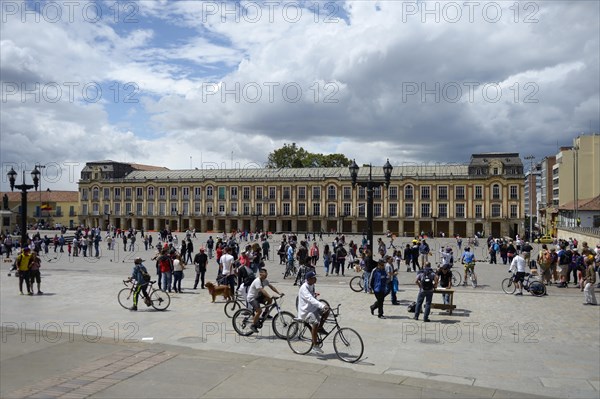 Cyclists a nd passersby in front of Palacio Lievano