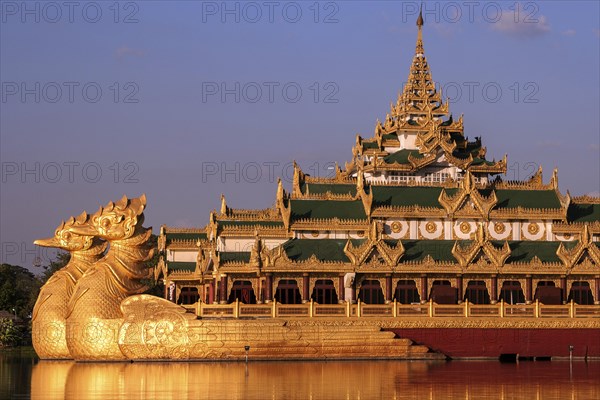 Restaurant Karaweik Palace in Kandawgyi Lake