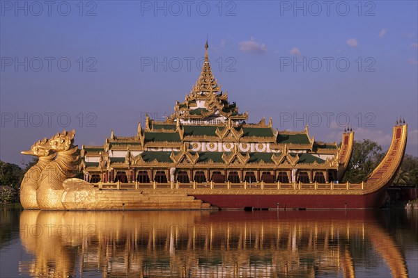 Restaurant Karaweik Palace in Kandawgyi Lake