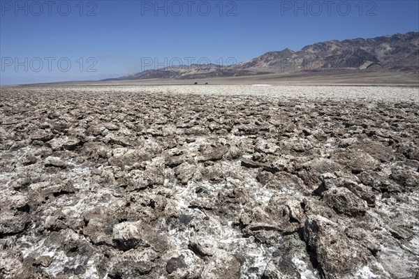 Salt structures on Devil's Golf Course