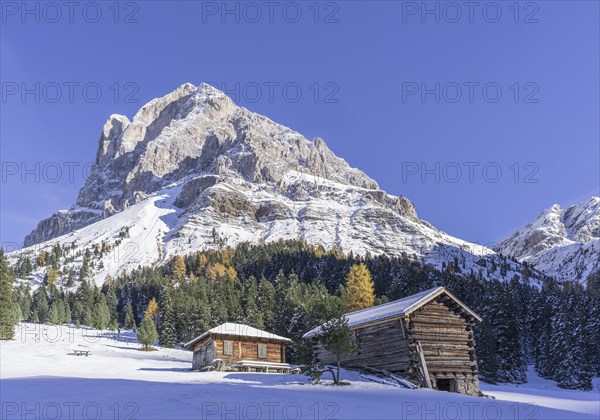 Mountain hut in front of Peitlerkofel with snow