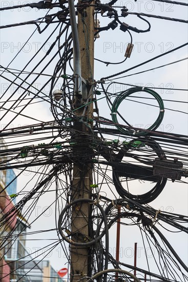 Chaotic power lines