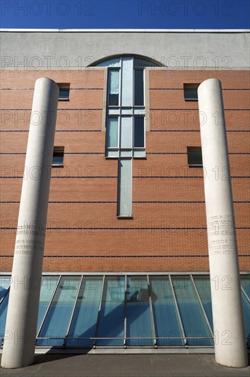 Two columns with the 8th and 9th article of the Human Rights