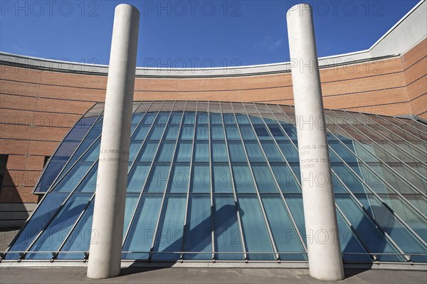 Two columns with the 12th and the 13th article of the Human Rights