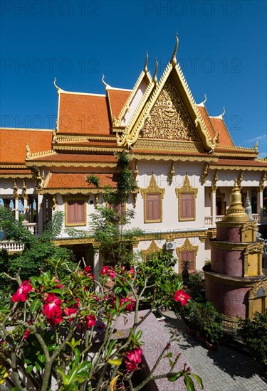 Wat Langka on Sihanouk Boulevard with Stupa