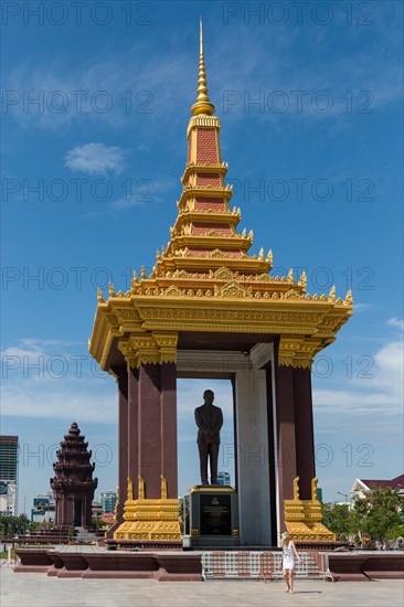 Statue of Norodom Sihanouk in front of Independence Monument